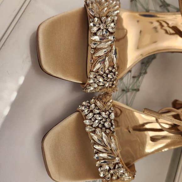 Badgley Mischka Very Pale Gold/Cream Embellished Sandals. NWT. Size 6 - Picture 2 of 13